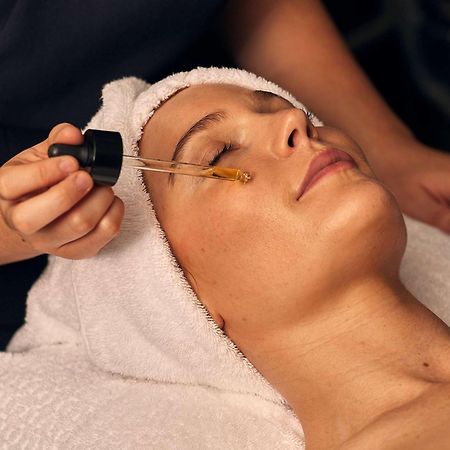 Sofitel London St James Exterior foto A woman receiving a facial treatment