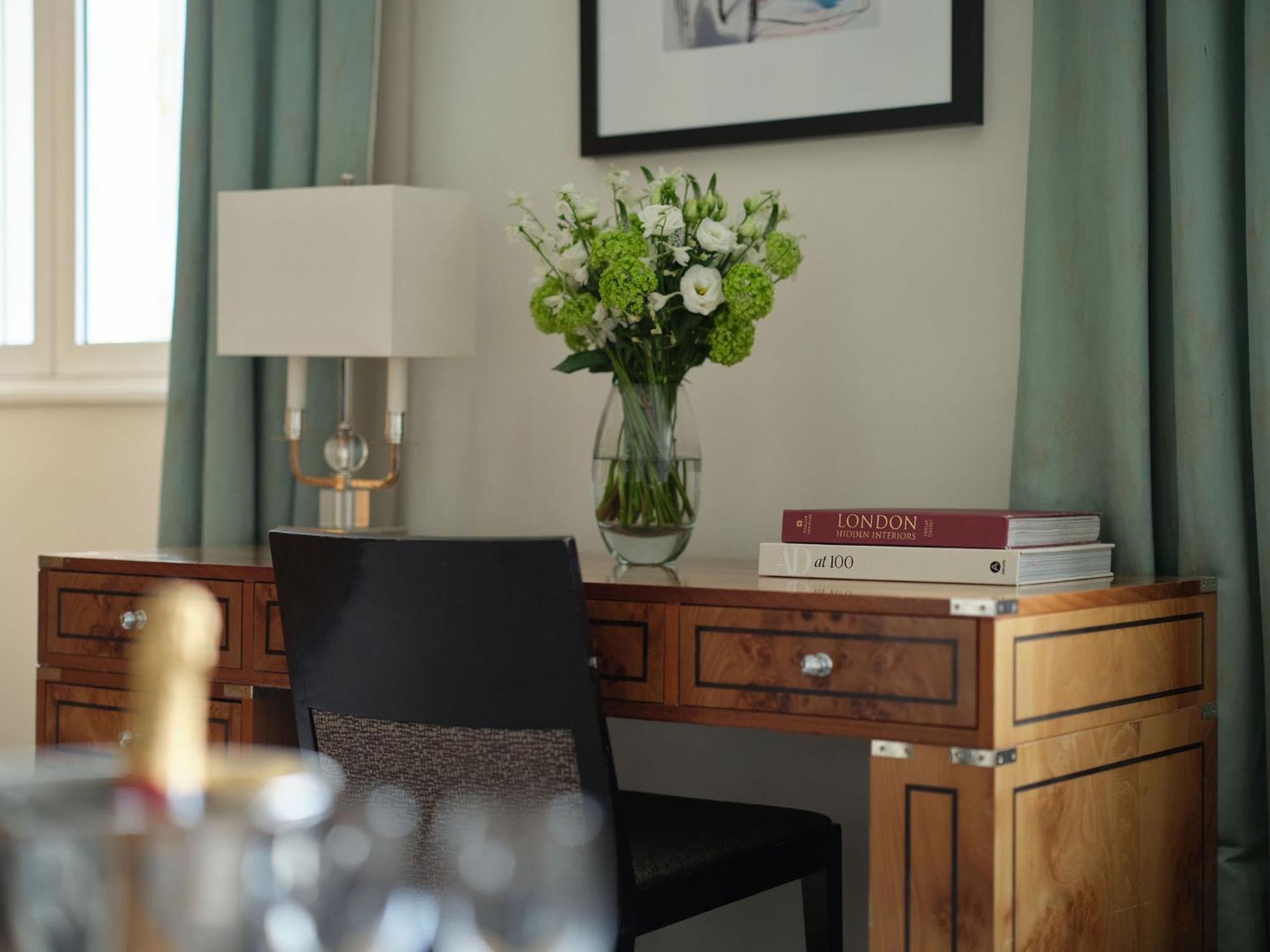 Sofitel London St James Cameră foto A writing desk